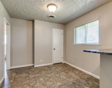 208 Thompson Drive - Photo Thumbnail 12