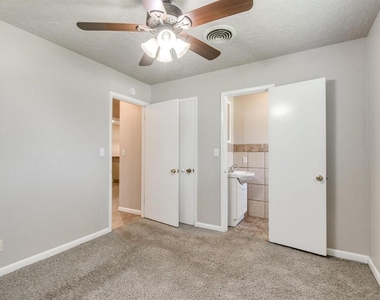 208 Thompson Drive - Photo Thumbnail 16