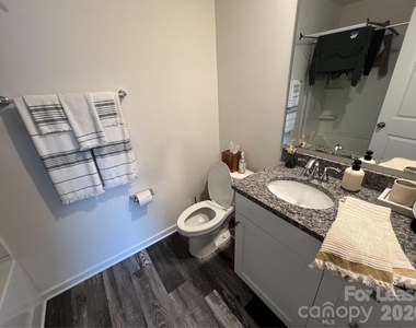 19505 Meridian Street - Photo Thumbnail 12