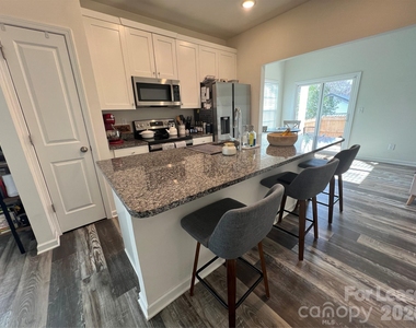 19505 Meridian Street - Photo Thumbnail 2