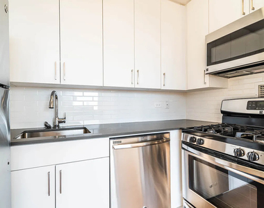 300 East 39th Street - Photo Thumbnail 1