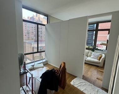 300 East 39th Street - Photo Thumbnail 4