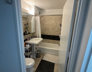 300 East 39th Street - Photo Thumbnail 2