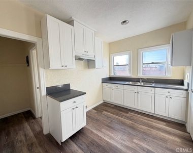 932 W 74th Street - Photo Thumbnail 2