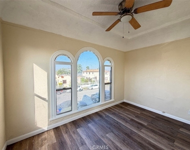932 W 74th Street - Photo Thumbnail 5