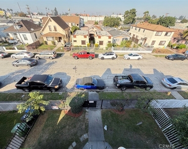 932 W 74th Street - Photo Thumbnail 8
