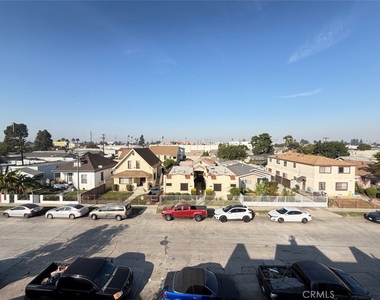 932 W 74th Street - Photo Thumbnail 7