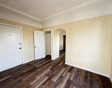 932 W 74th Street - Photo Thumbnail 6