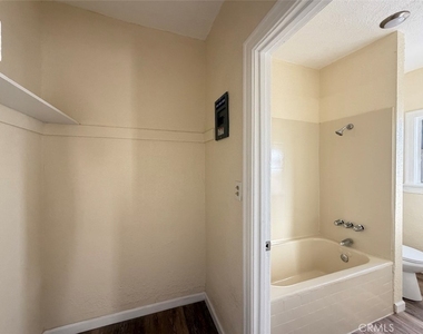 932 W 74th Street - Photo Thumbnail 3