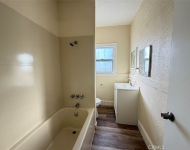 932 W 74th Street - Photo Thumbnail 4