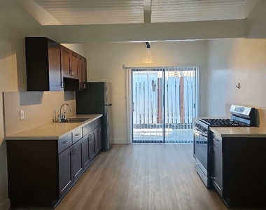 3581 Chicago - Photo Thumbnail 2