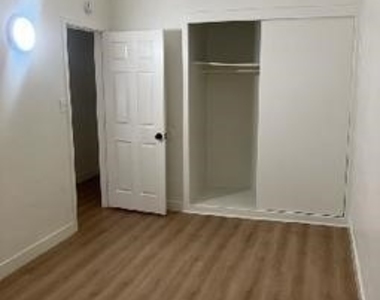 3581 Chicago - Photo Thumbnail 4