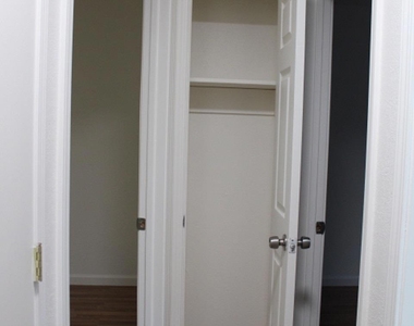 827 33rd St - Photo Thumbnail 16