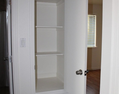 827 33rd St - Photo Thumbnail 15
