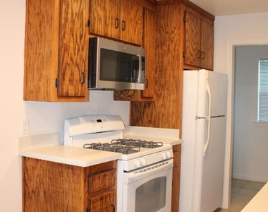 827 33rd St - Photo Thumbnail 4
