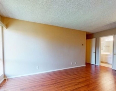 6225 Canterbury Drive - Photo Thumbnail 7