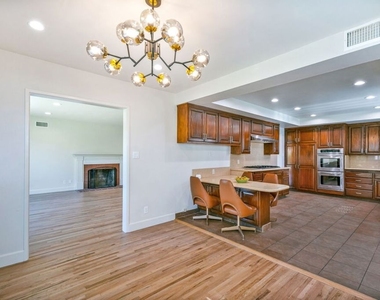 5911 S Corning Avenue - Photo Thumbnail 12