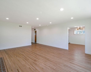 5911 S Corning Avenue - Photo Thumbnail 10