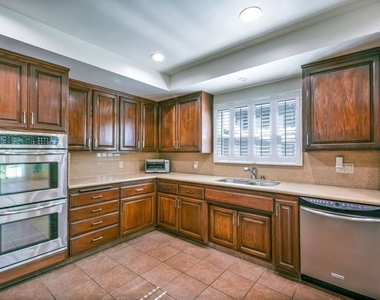 5911 S Corning Avenue - Photo Thumbnail 16