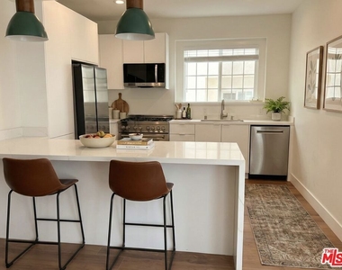 1000 S Sherbourne Drive - Photo Thumbnail 5