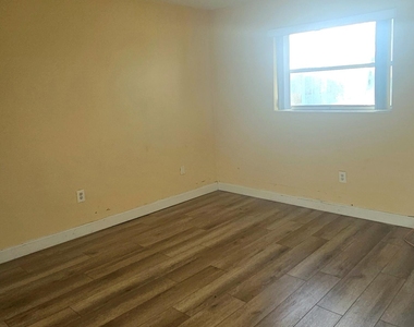 1505 Crescent Circle - Photo Thumbnail 6