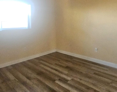 1505 Crescent Circle - Photo Thumbnail 9