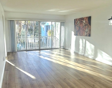 1505 Crescent Circle - Photo Thumbnail 3
