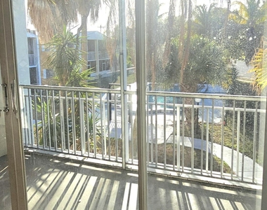 1505 Crescent Circle - Photo Thumbnail 5