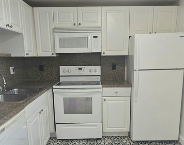 1505 Crescent Circle - Photo Thumbnail 2