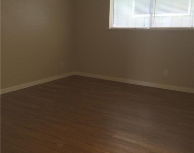 602 W 51st St - Photo Thumbnail 12