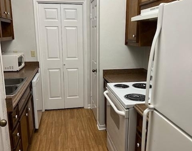 1201 Hazelton St - Photo Thumbnail 3