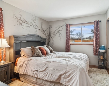 460 Flagstaff Lane - Photo Thumbnail 4