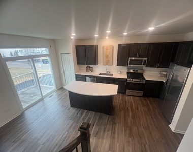 285 Lakeshore Drive - Photo Thumbnail 9