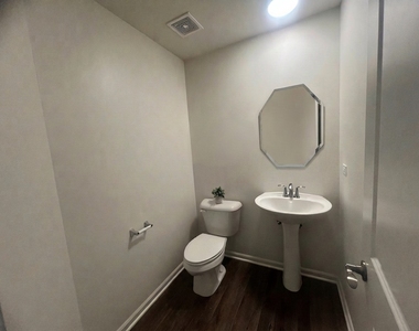 285 Lakeshore Drive - Photo Thumbnail 13