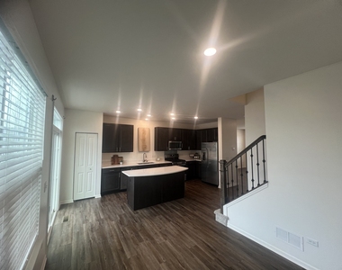 285 Lakeshore Drive - Photo Thumbnail 8