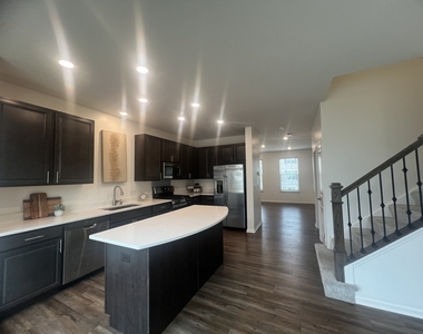 285 Lakeshore Drive - Photo Thumbnail 7