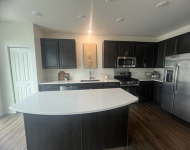 285 Lakeshore Drive - Photo Thumbnail 10