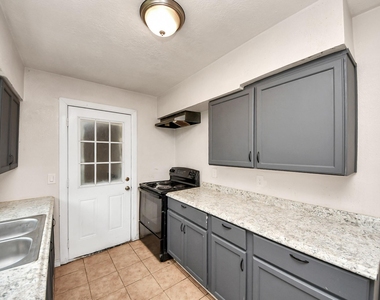 10506 Sierra Drive - Photo Thumbnail 14