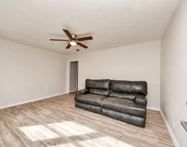10506 Sierra Drive - Photo Thumbnail 4