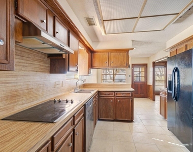 1006 Bolton Drive - Photo Thumbnail 10