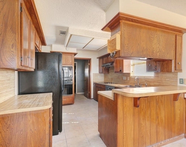 1006 Bolton Drive - Photo Thumbnail 5