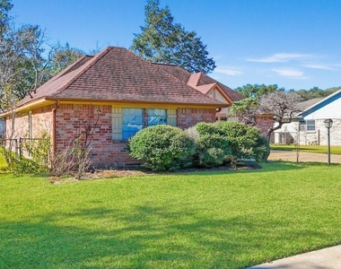 1006 Bolton Drive - Photo Thumbnail 4