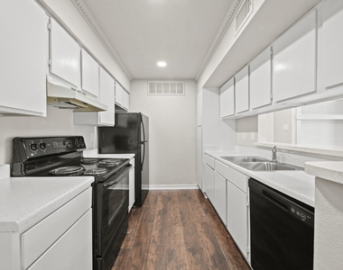 12905 Woodforest Boulevard - Photo Thumbnail 5