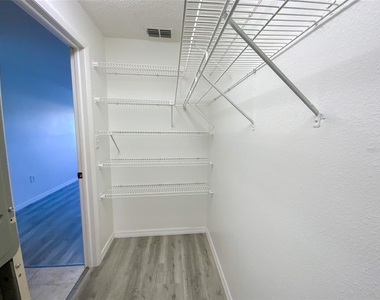 6036 Chesham Drive - Photo Thumbnail 16