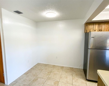 6036 Chesham Drive - Photo Thumbnail 4