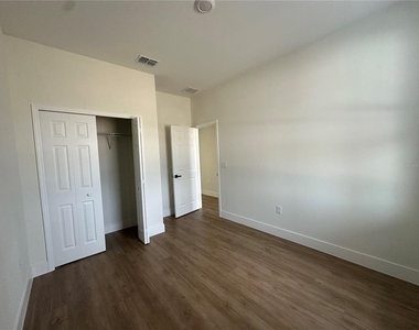 1323 E Derby Drive - Photo Thumbnail 18