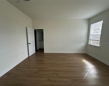 1323 E Derby Drive - Photo Thumbnail 8