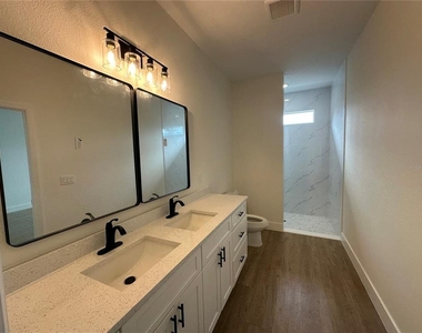 1323 E Derby Drive - Photo Thumbnail 9