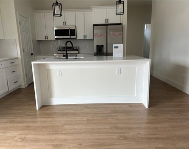 1323 E Derby Drive - Photo Thumbnail 2