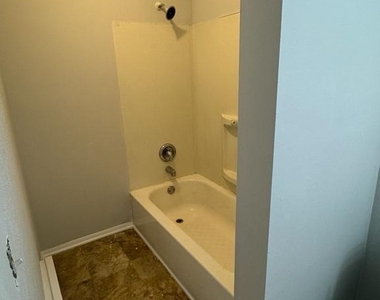 79 Lexington Boulevard - Photo Thumbnail 10